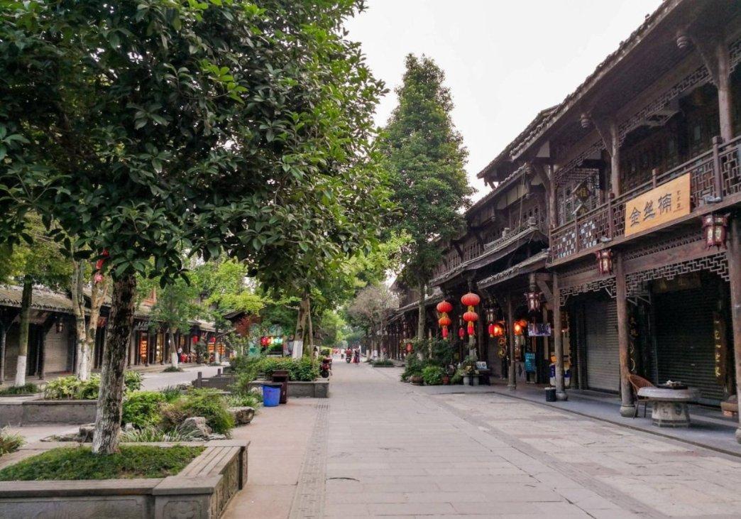 许冠文早年加入无线电视,被人称作喜剧之王,才能非常全面